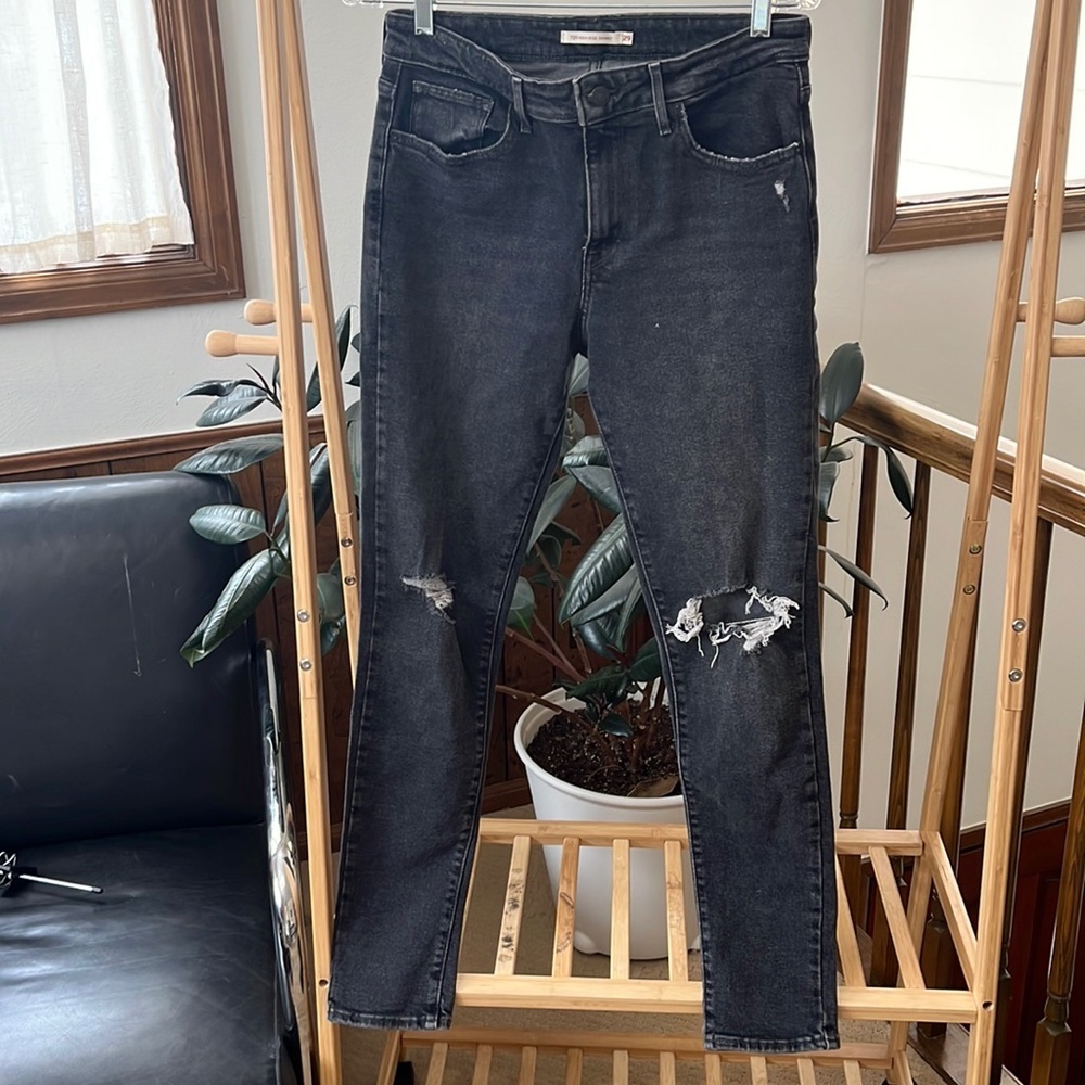 721 High Rise Skinny Levis. Distressed size 29